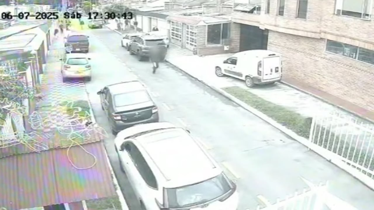 El sicario que disparó contra el senador y precandidato presidencial Miguel Uribe intentando escapar a pie, en Bogotá