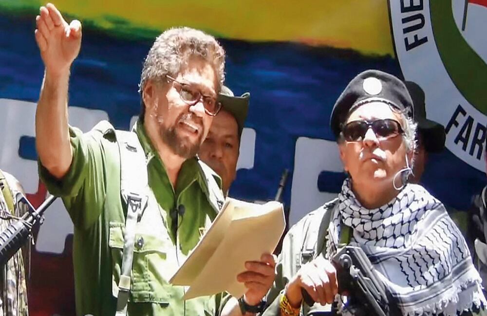 Iván Márquez (izquierda), jefe de la Segunda Marquetalia, anunció desde 2019 una nueva modalidad de crimen en el país. Sus objetivos, dijo, serían la “oligarquía” y los firmantes de paz.