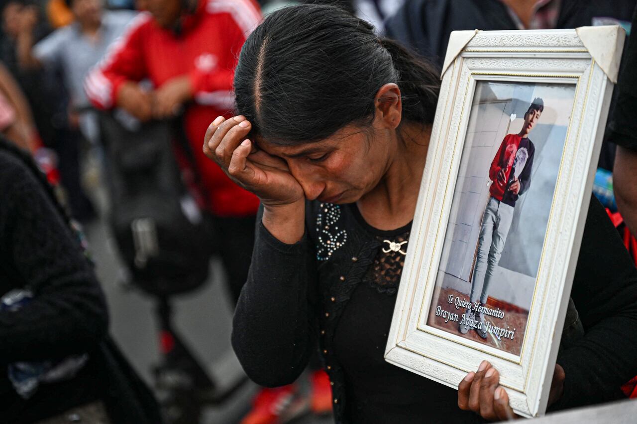 En Lima, unas 3.000 activistas de colectivos sociales marcharon al anochecer. La fuerza pública reforzó la vigilancia en el palacio presidencial, el Congreso y el Palacio de Justicia.