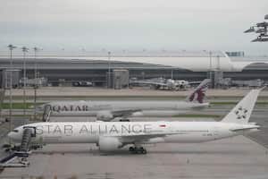 Un avión Boeing 777-300ER de Singapore Airlines, delante, se ve estacionado tras el vuelo SQ321 de Londres a Singapur que sufrió graves turbulencias, en el aeropuerto internacional de Suvarnabhumi, cerca de Bangkok, Tailandia, el miércoles 22 de mayo de 2024. Una persona murió y varias resultaron heridas en el incidente.