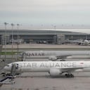 Un avión Boeing 777-300ER de Singapore Airlines, delante, se ve estacionado tras el vuelo SQ321 de Londres a Singapur que sufrió graves turbulencias, en el aeropuerto internacional de Suvarnabhumi, cerca de Bangkok, Tailandia, el miércoles 22 de mayo de 2024. Una persona murió y varias resultaron heridas en el incidente.