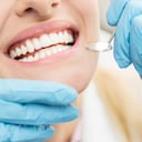 El desgaste de las encías puede generar la caída de los dientes.