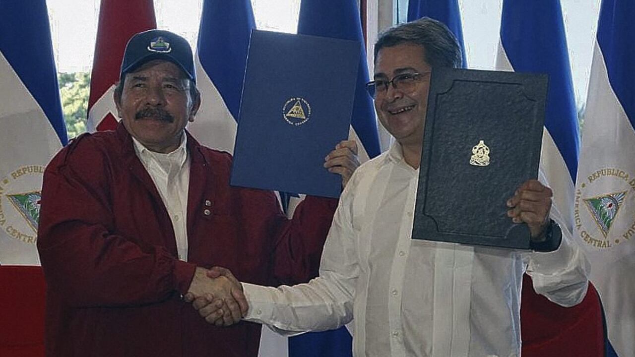 Imagen de los presidentes de Nicaragua y Honduras durante la firmada del tratado.