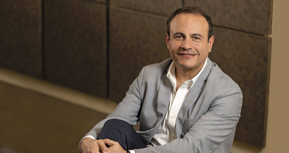 Espinosa se casó en 1997. Tiene dos hijos: la mayor estudia en Brown University, en Rhode Island, y el menor está terminando bachillerato.