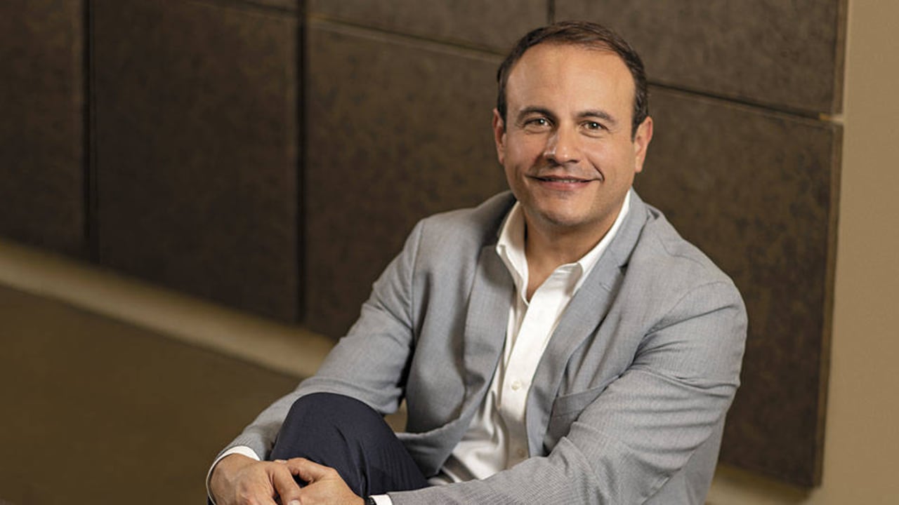 Espinosa se casó en 1997. Tiene dos hijos: la mayor estudia en Brown University, en Rhode Island, y el menor está terminando bachillerato.