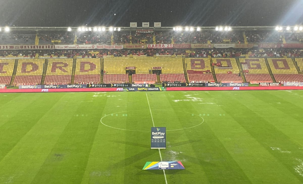 Santa Fe vs. Cali fue afectado por una torrencial lluvia en Bogotá.
