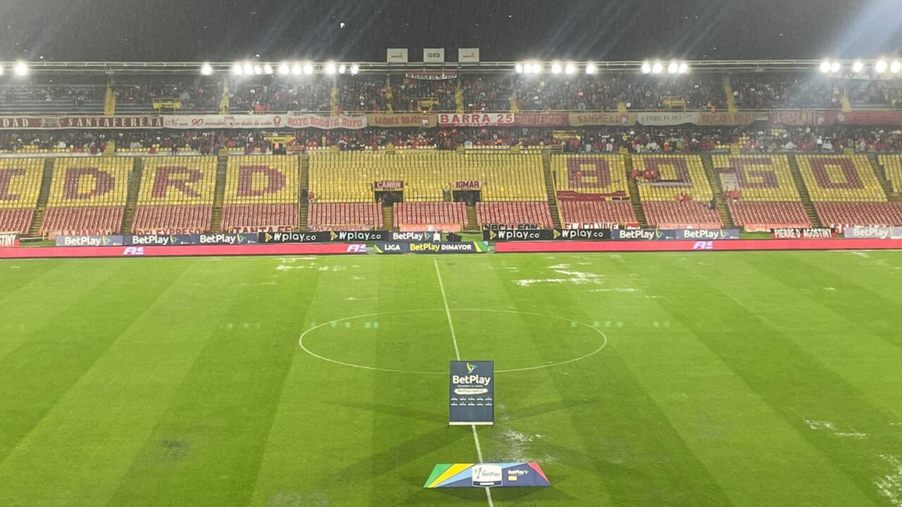 Santa Fe vs. Cali fue afectado por una torrencial lluvia en Bogotá.