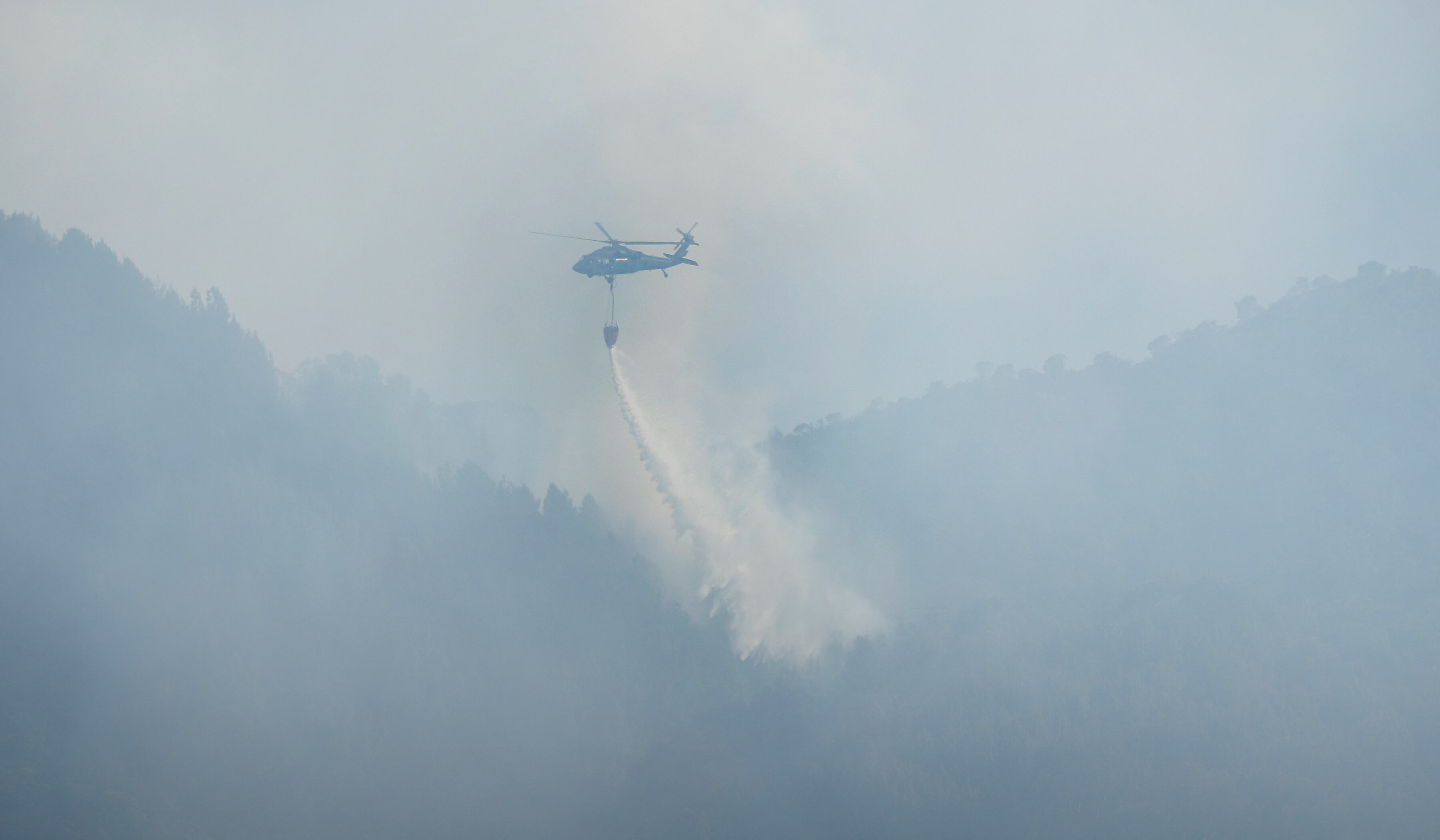 Incendio en los cerros orientales  de Bogotá. Hay helicopteros en el lugar
Bogota enero 21 del 2023
Foto Guillermo Torres Reina / Semana