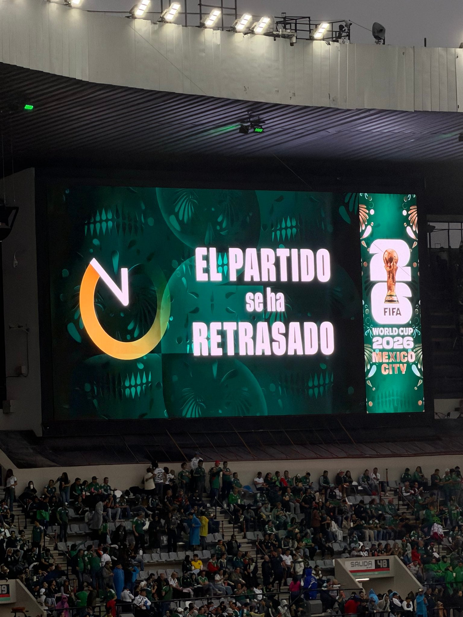 Aviso en el Estadio Azteca