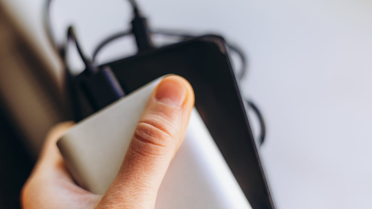 Las autoridades advirtieron que las baterías externas retiradas pueden sobrecalentarse y provocar incendios.