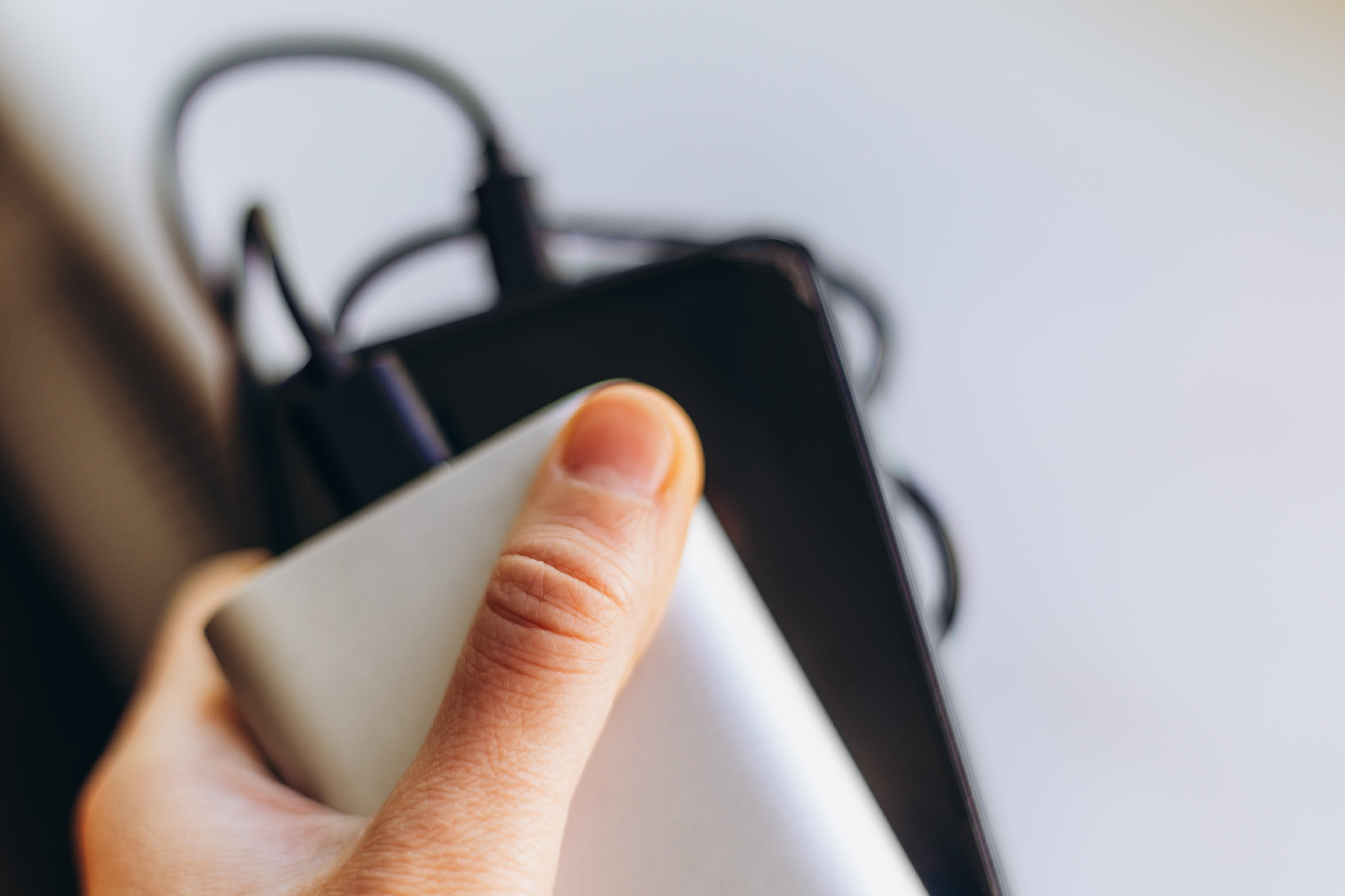 Las autoridades advirtieron que las baterías externas retiradas pueden sobrecalentarse y provocar incendios.