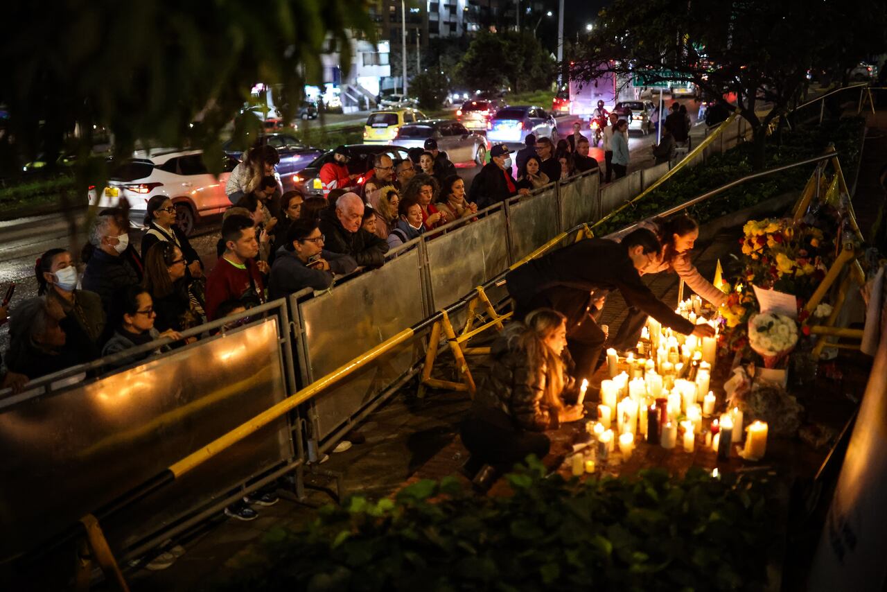 SANTO ROSARIO POR LA SALUD DE MIGUEL URIBE TURBAY, EN LA FUNDACIÓN SANTA FE.
FUNDACIÓN SOLIDARIDAD POR COLOMBIA.