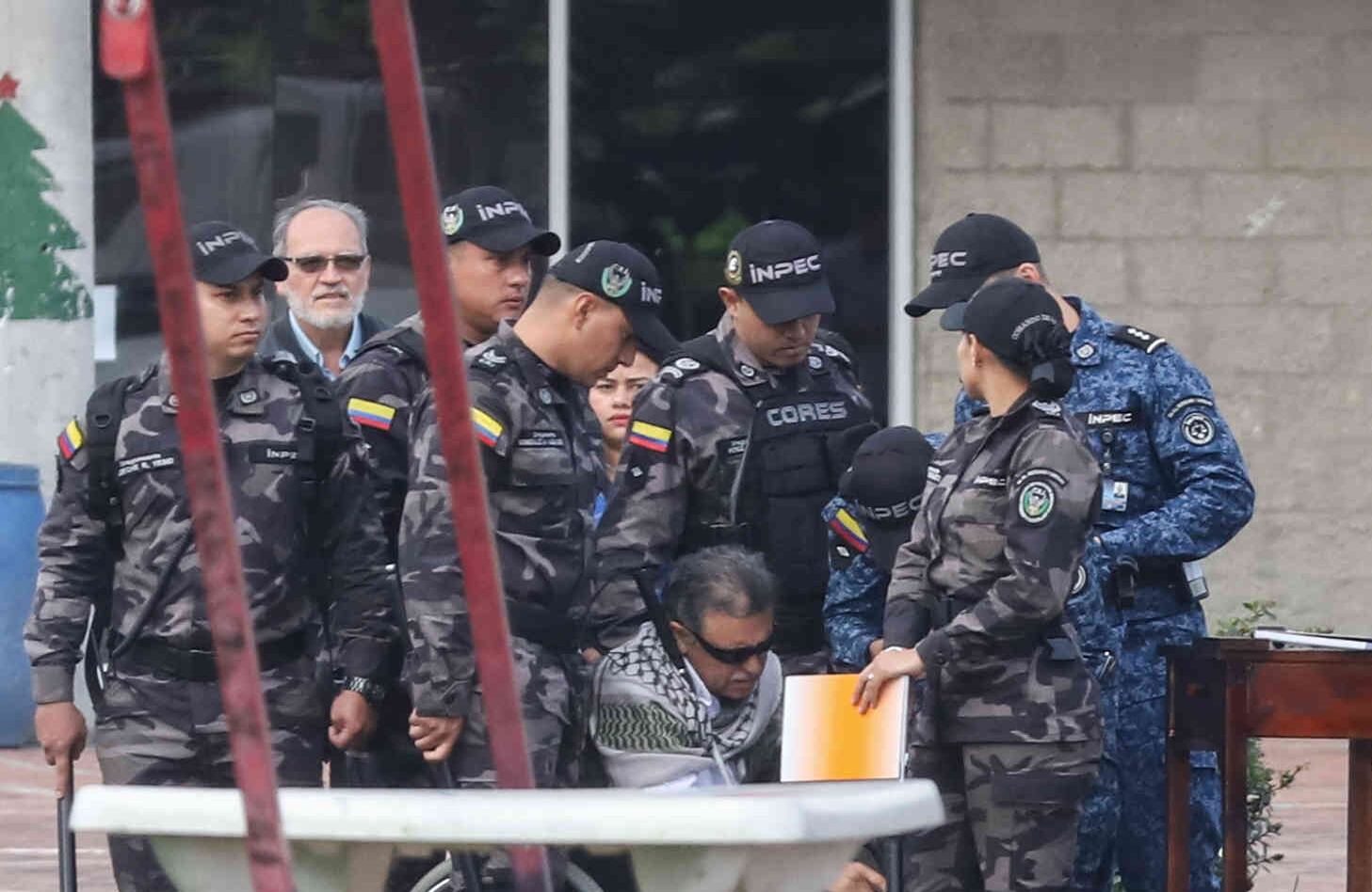 Horas después Jesús Santrich salió de su celda en silla de ruedas, rodeado de agentes del Inpec, y con un semblante decaído. Sin embargo, a las afueras lo esperaba una turba emocionada por su liberación. La escena fue trasmitida en directo por los noticieros de televisión. Foto: Diana Rey / SEMANA.