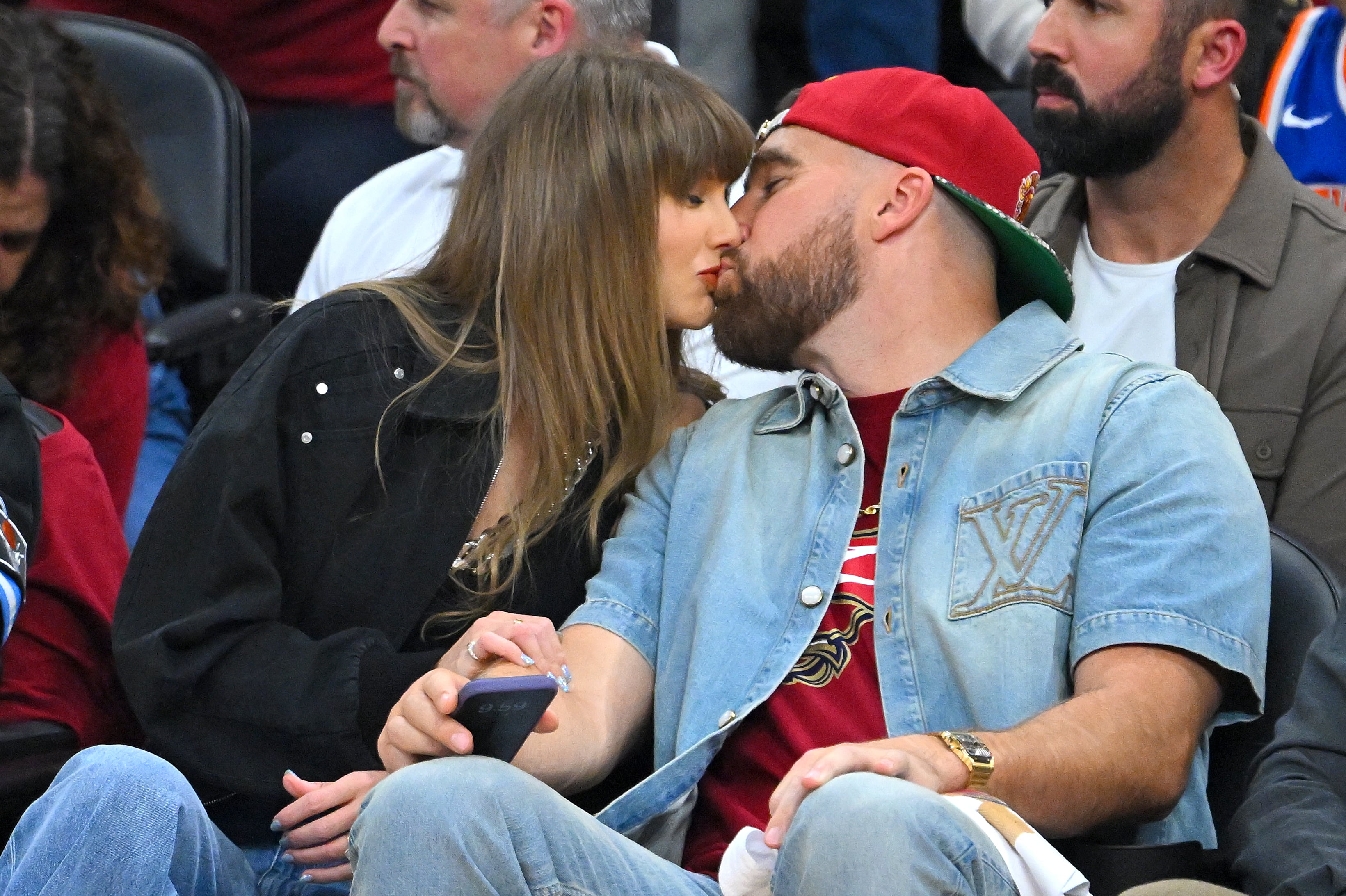 Taylor Swift y Travis Kelce, la pareja de recién casados más sonada.