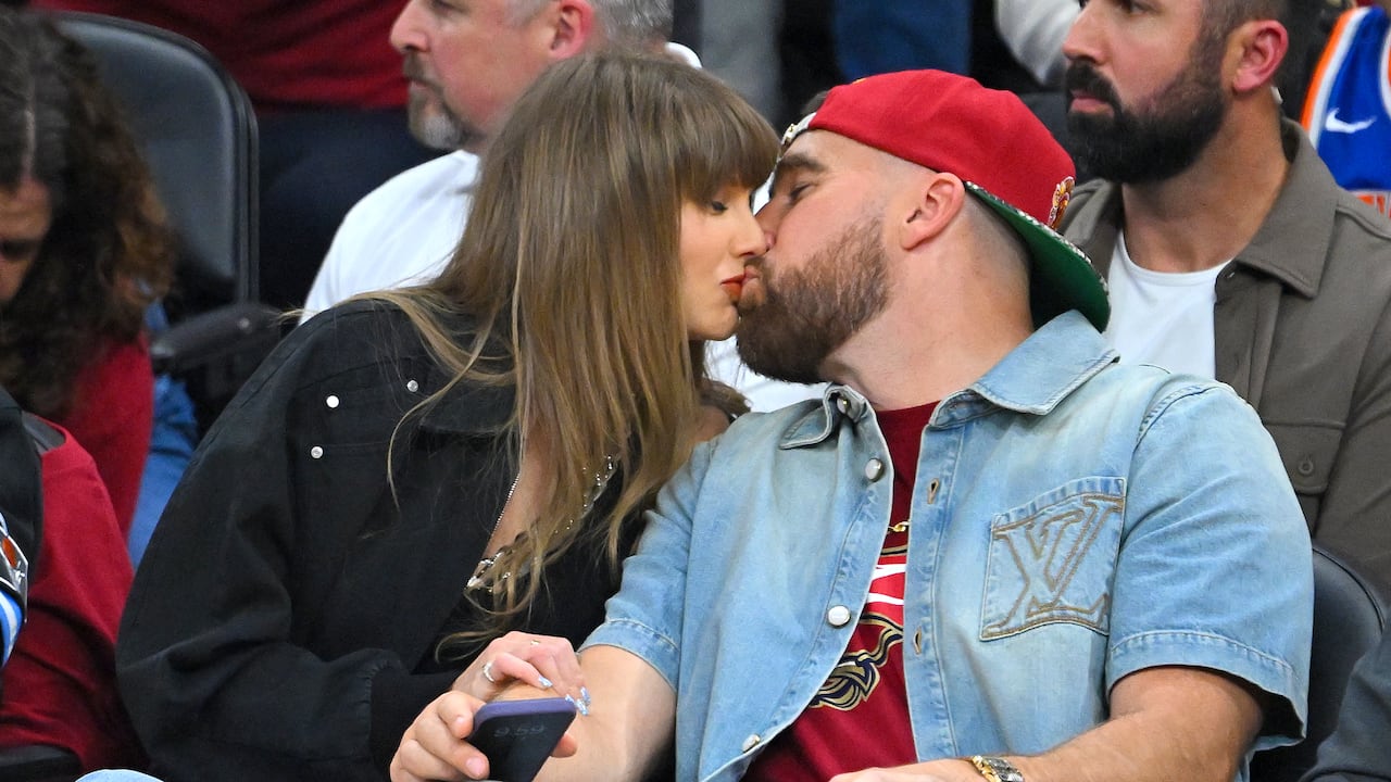 Taylor Swift y Travis Kelce, la pareja de recién casados más sonada.