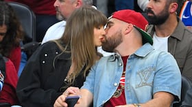Taylor Swift y Travis Kelce, la pareja de recién casados más sonada.