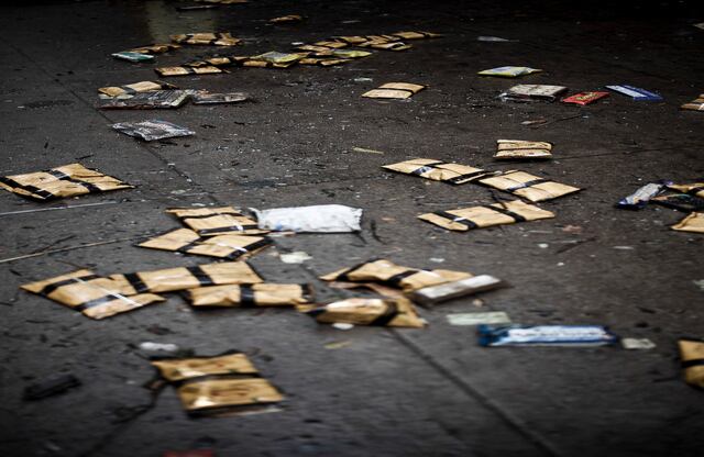 La bolsa y los mercados financieros reabrieron este miércoles, tras dos días de parón, con el alcalde Michael Bloomberg haciendo sonar la campana del 11 de Wall Street como símbolo de que la ciudad vuelve a los negocios.