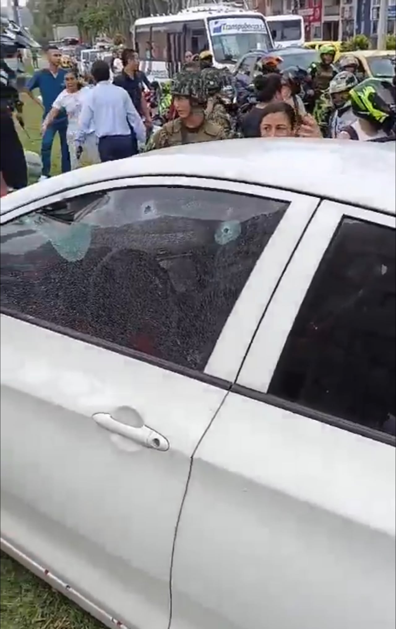 Así quedó el carro del oficial del Ejército asesinado en Popayán, MinDefensa anuncia recompensa de más de 200 millones