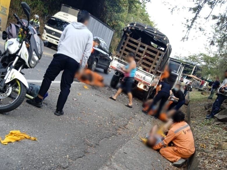 Los lesionados son contratistas de la concesión vial y de la electrificadora de Santander que trabajaban en la zona cuando se presentó la explosión.