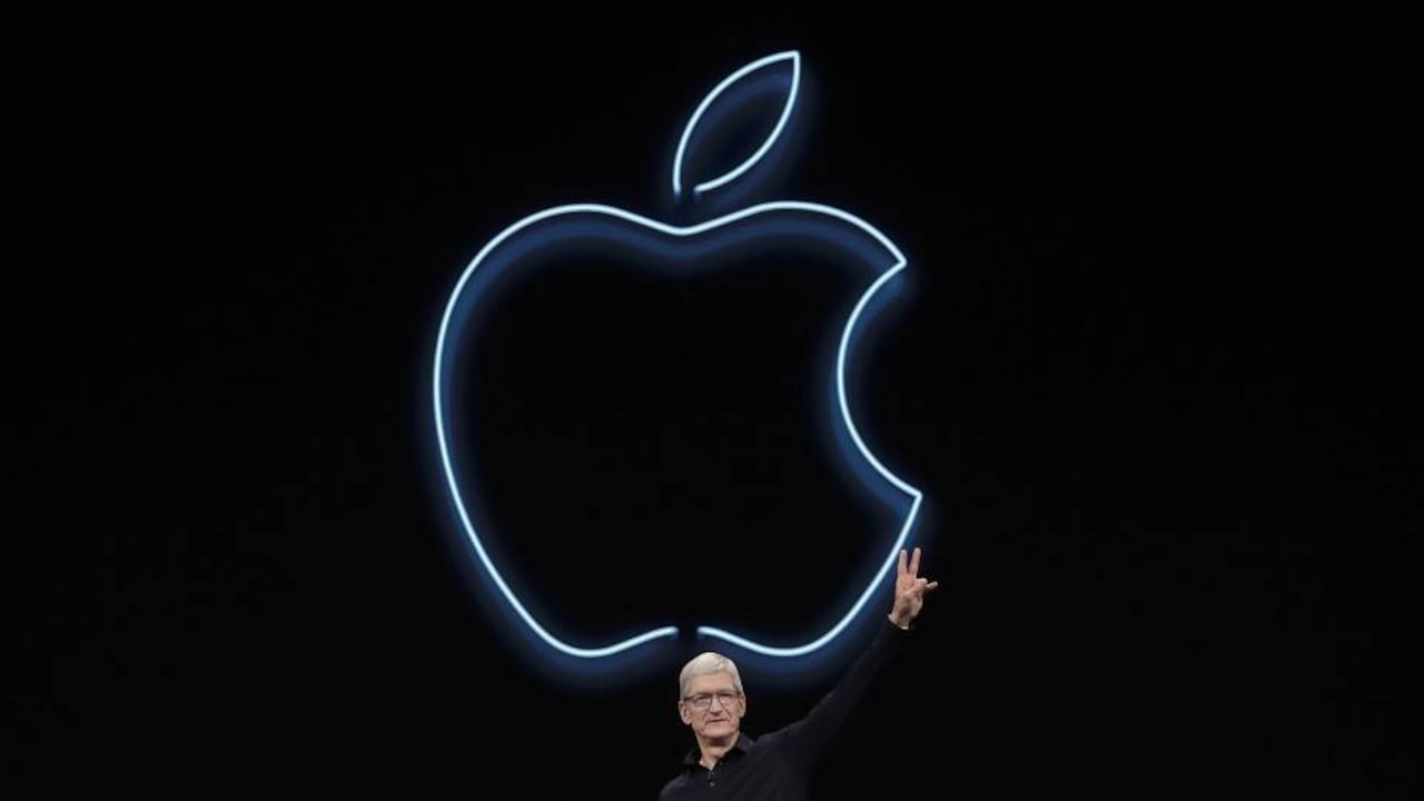 En la última versión del sistema operativo de iPhone, iOS 14, Apple ha comenzado a mostrar sus propios resultados de búsqueda y enlaces directamente a páginas web cuando los usuarios escriben consultas desde la pantalla de inicio, según ha informado el diario Financial Times.