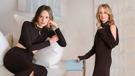 Sofía Espinosa y Silvia Tcherassi, juntas mantienen el rumbo de una marca que conserva su esencia caribe y mira hacia el resto del mundo.