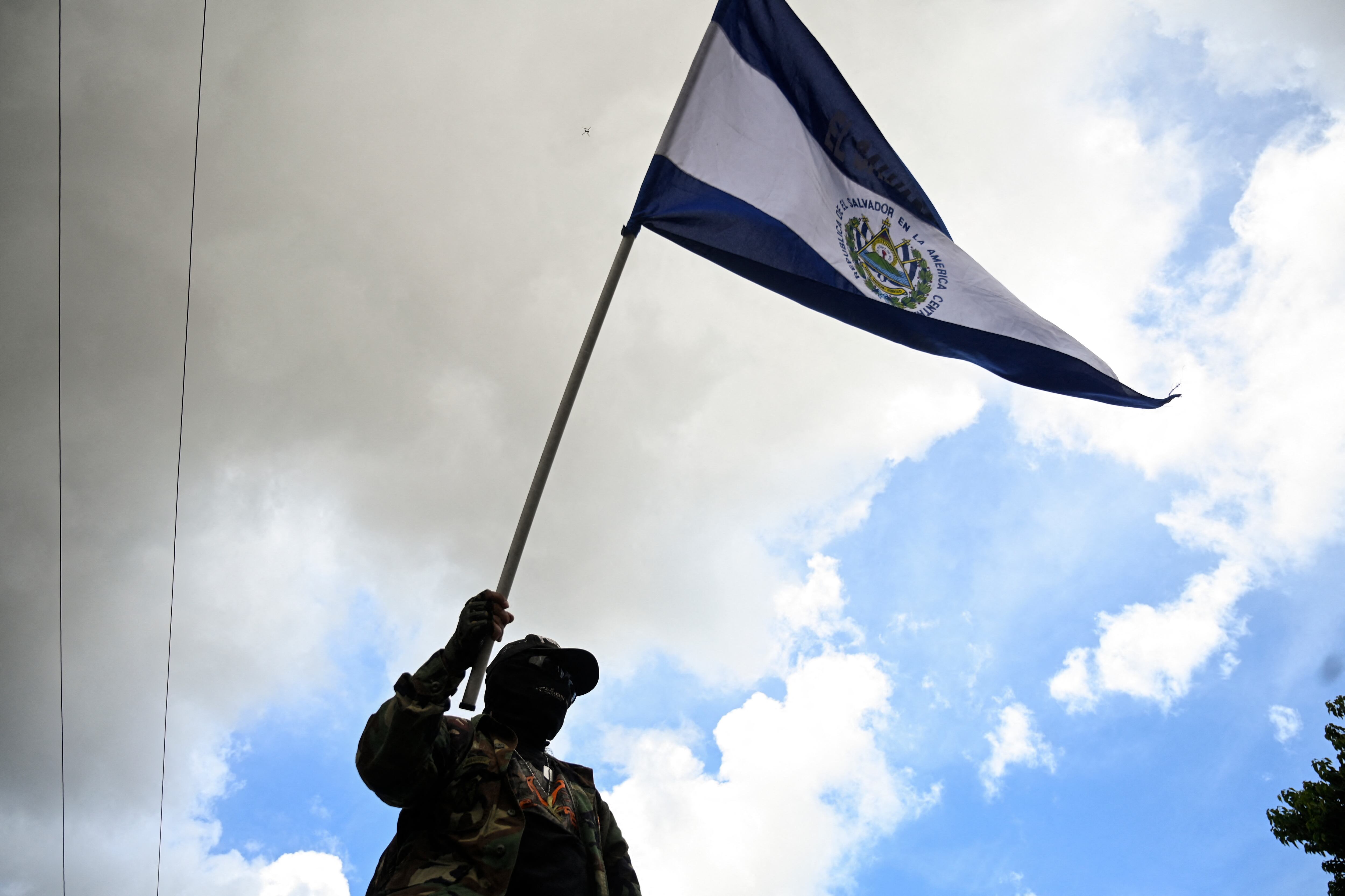 Un hombre ondea la bandera nacional de El Salvador durante una protesta contra la circulación de Bitcoin en San Salvador el 7 de septiembre de 2021. - El Salvador se convierte el martes en el primer país del mundo en aceptar Bitcoin como moneda de curso legal, a pesar del escepticismo nacional generalizado y las advertencias internacionales. de riesgos para los consumidores. (Foto de MARVIN RECINOS / AFP)