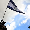 Un hombre ondea la bandera nacional de El Salvador durante una protesta contra la circulación de Bitcoin en San Salvador el 7 de septiembre de 2021. - El Salvador se convierte el martes en el primer país del mundo en aceptar Bitcoin como moneda de curso legal, a pesar del escepticismo nacional generalizado y las advertencias internacionales. de riesgos para los consumidores. (Foto de MARVIN RECINOS / AFP)