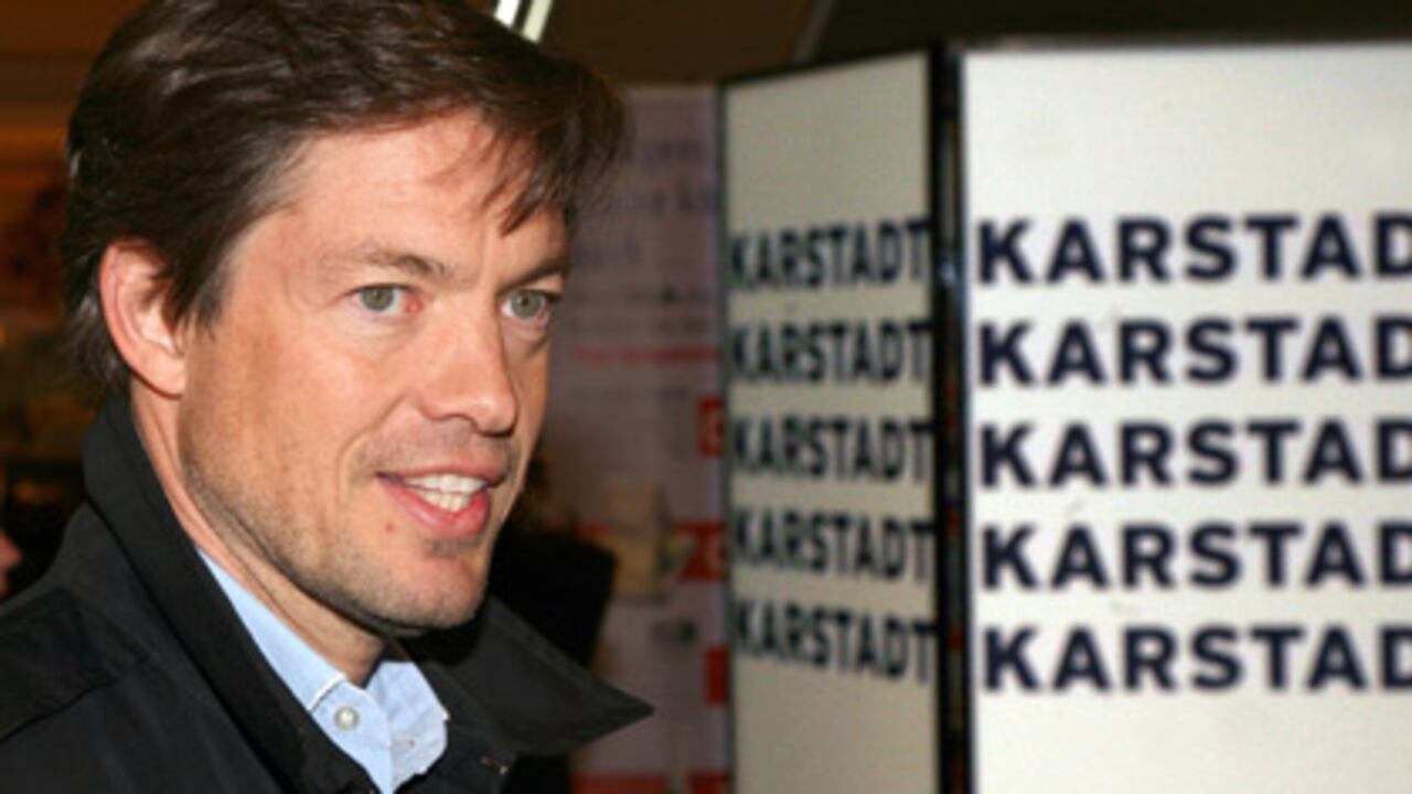 Este multimillonario amable y cordial tiene una filosofía de vida sorprendente. Vendió su finca de Nueva York y su mansión de Florida, se deshizo de su único carro y ahora reside en hoteles en todo el mundo.