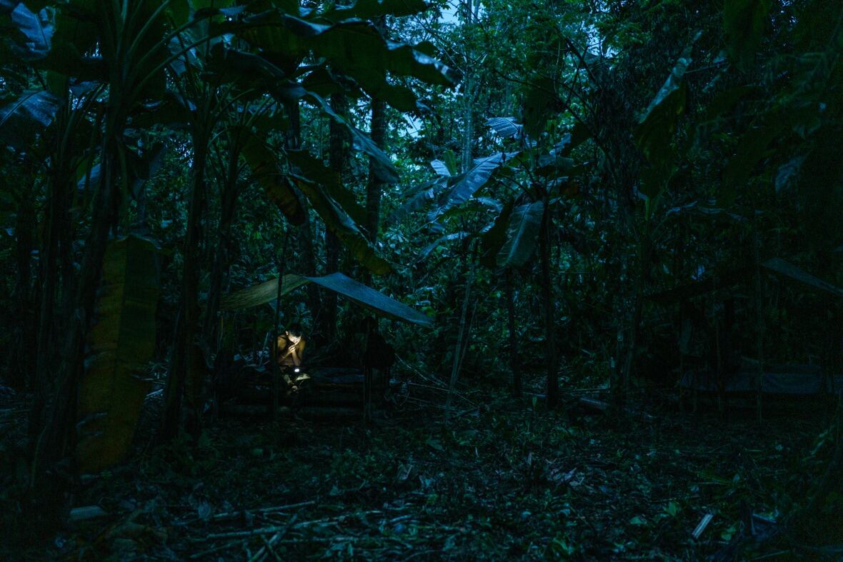 Durante los 10 años en los que fotografió a la guerrilla, Ríos vio las transformación de las Farc mientras se desarrollaban los diálogos de paz en La Habana. En la foto se ve a un guerrillero que lee el texto completo de los acuerdos dentro de su caleta en medio de la selva.