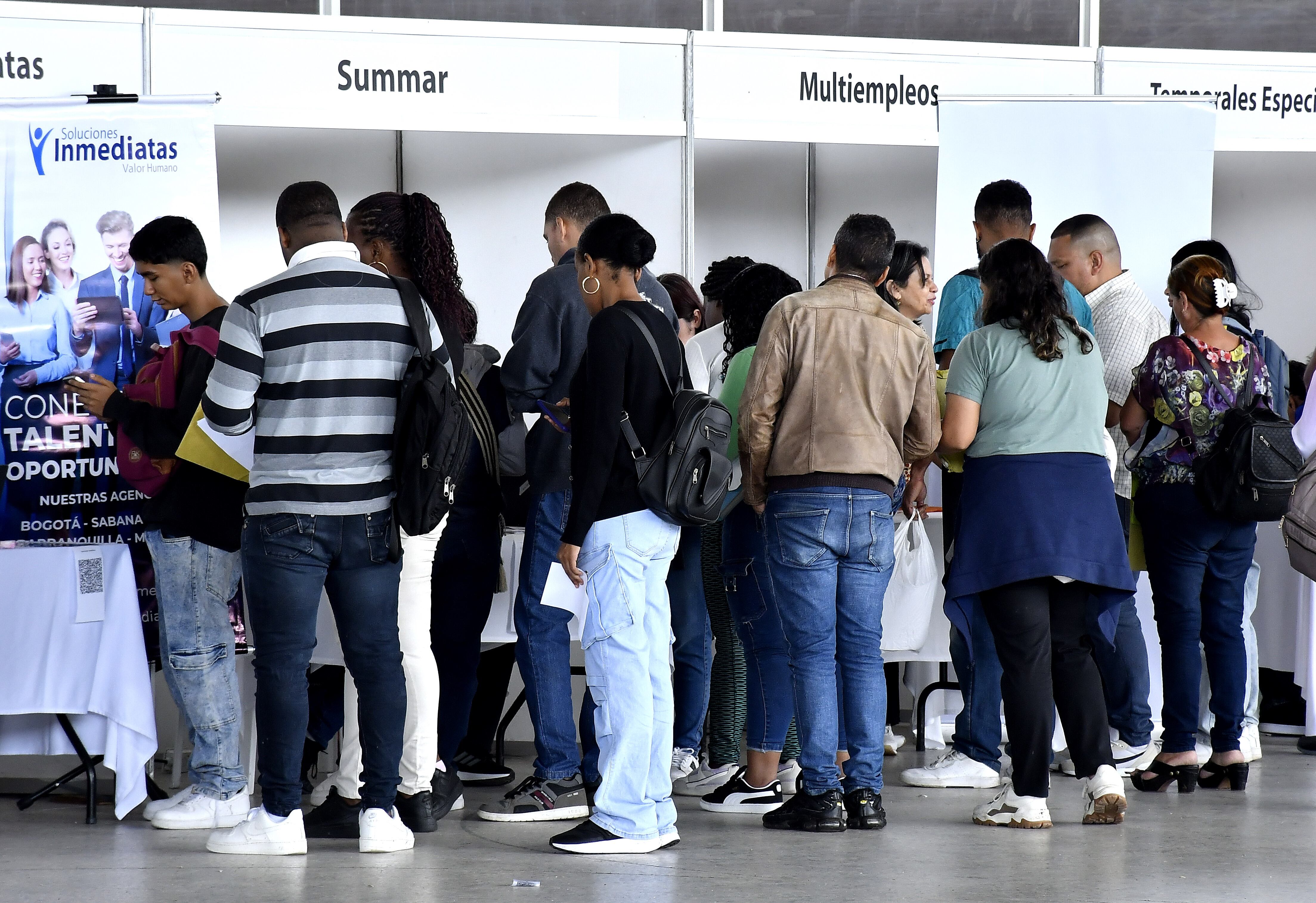 La Feria de Empleo ‘Más Empleos Cali’ reunió  a empresas de sectores clave como transporte, seguridad, comercio, salud y atención al cliente, ofreciendo 1500 vacantes para facilitar el acceso a empleo formal en la ciudad. Fotos Raúl Palacios / El Pais.