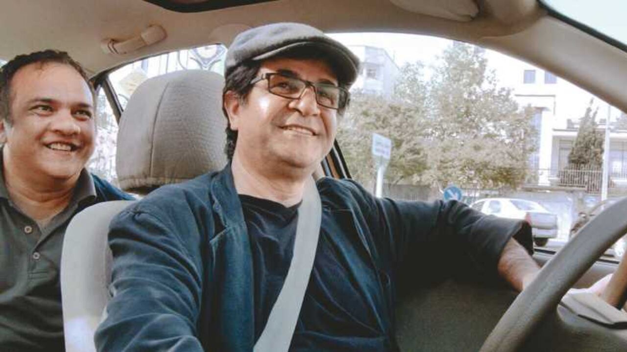 El director Jafar Panahi en una de las escenas que recrea la cotidianidad y el caos de Teherán, a través de las historias de sus pasajeros.