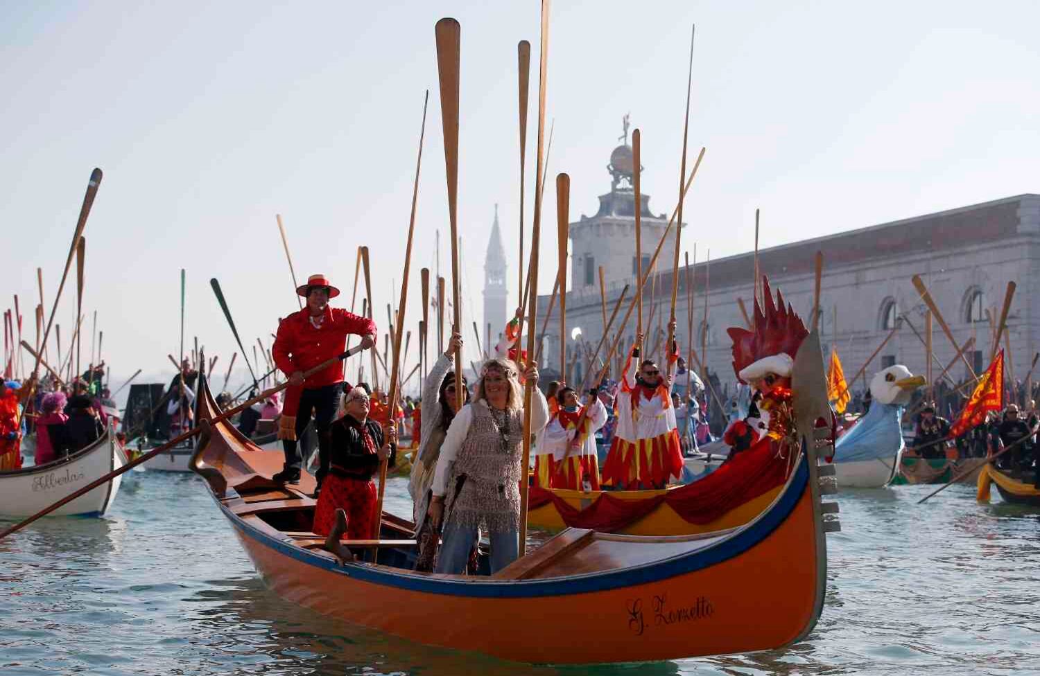Las góndolas navegan los canales venecianos durante el desfile acuático. El Carnaval de Venecia y los canales de la ciudad atraen visitantes de todo el mundo. FOTO: Antonio Calanni/AP