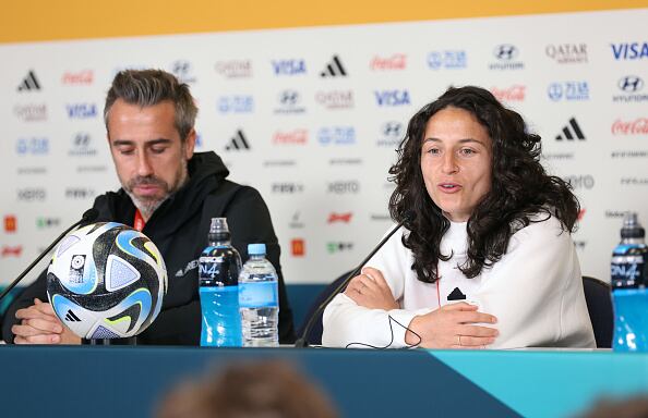 El técnico hispano reconoció que su rival "es un equipo muy sólido, tiene tres centrales de garantía que van bien por abajo, van bien por arriba, que son muy peligrosas y además muy fuertes en el balón parado y tienen jugadoras de calidad que pueden definir el partido a la mínimo que te descuides".