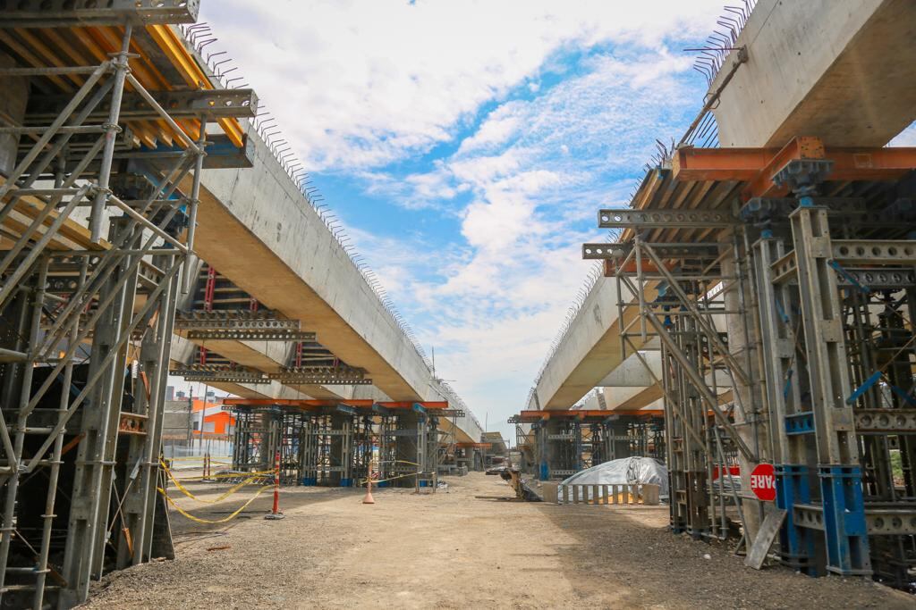 Construcción de los puentes en la Avenida Guayacanes
