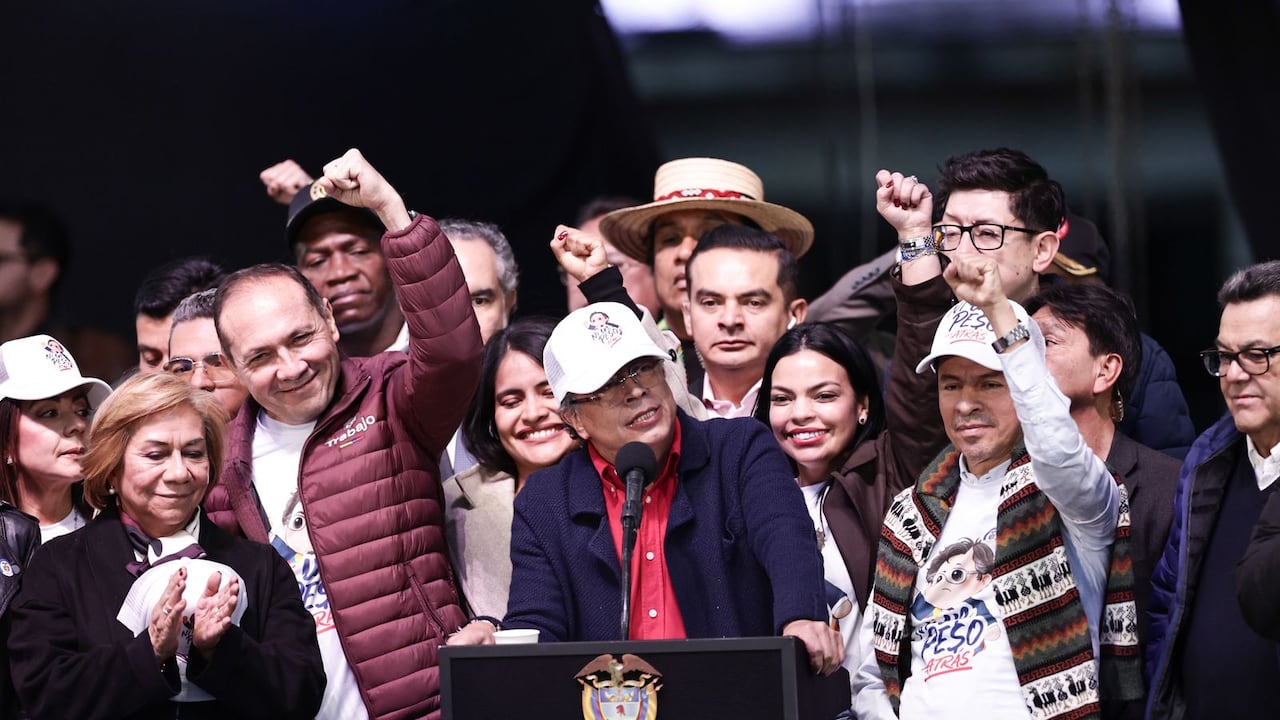 Marcha por la defensa del salario mínimo vital, presidente Gustavo Petro en la Plaza de Bolívar.