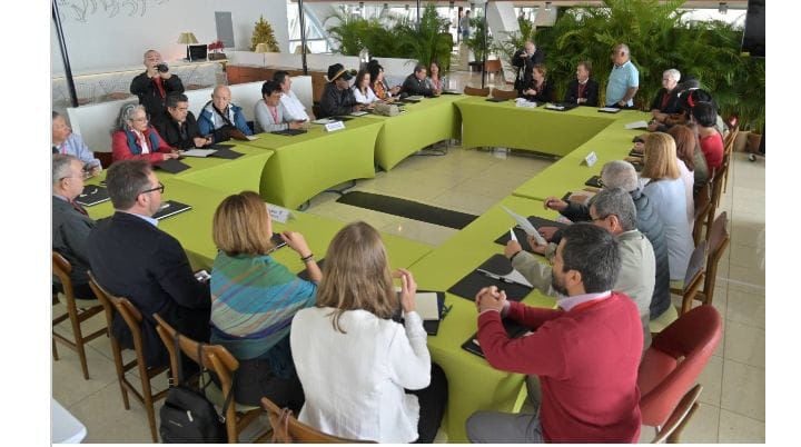 La mesa de negociaciones entre el gobierno y el ELN en Caracas.