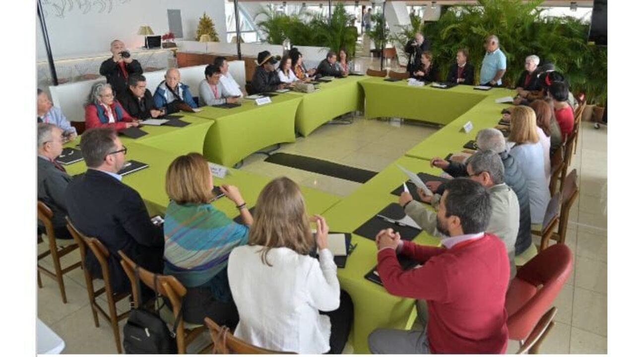 La mesa de negociaciones entre el gobierno y el ELN en Caracas.