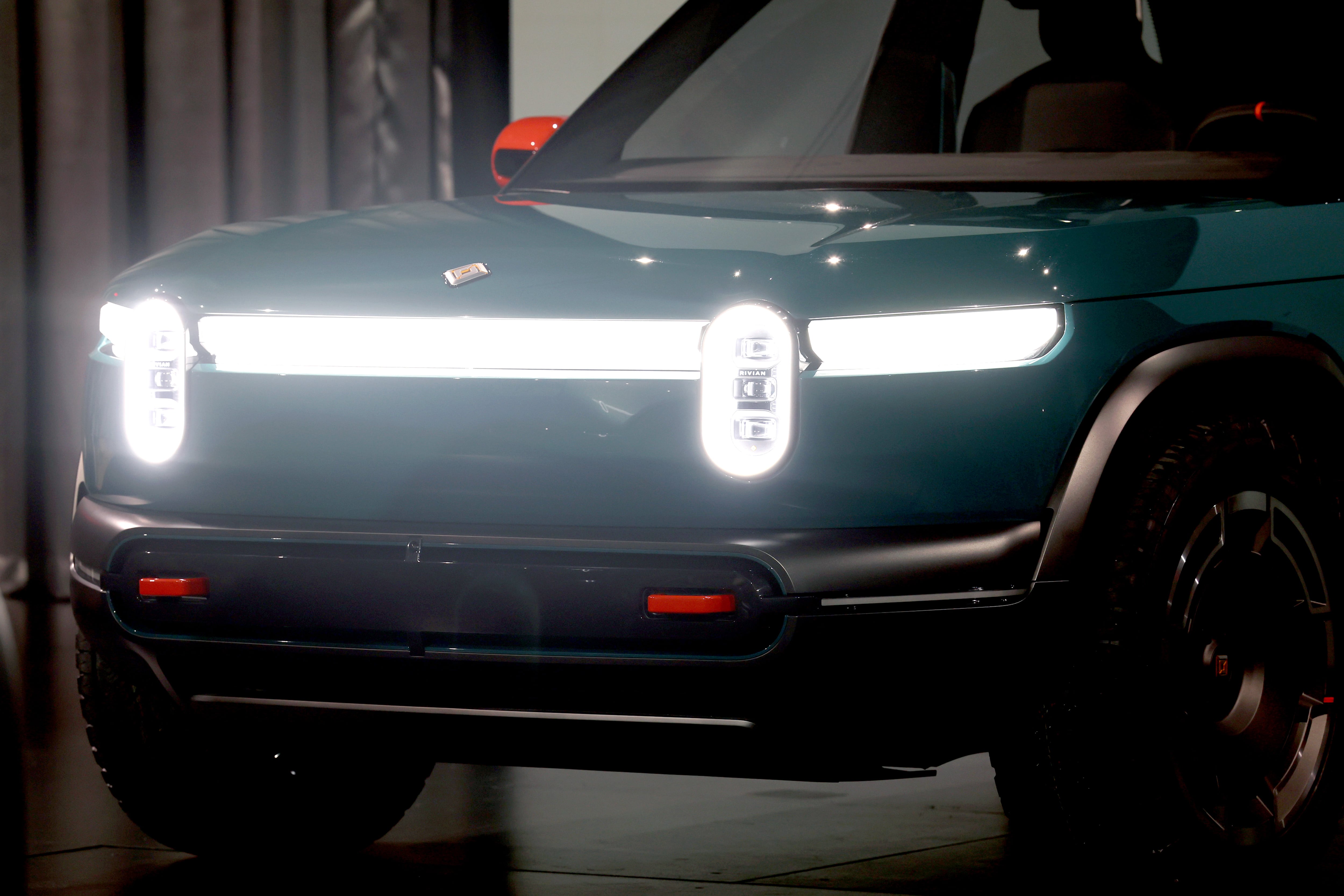 Rivian implementó una actualización de software para solucionar la falla detectada en sus vehículos eléctricos.