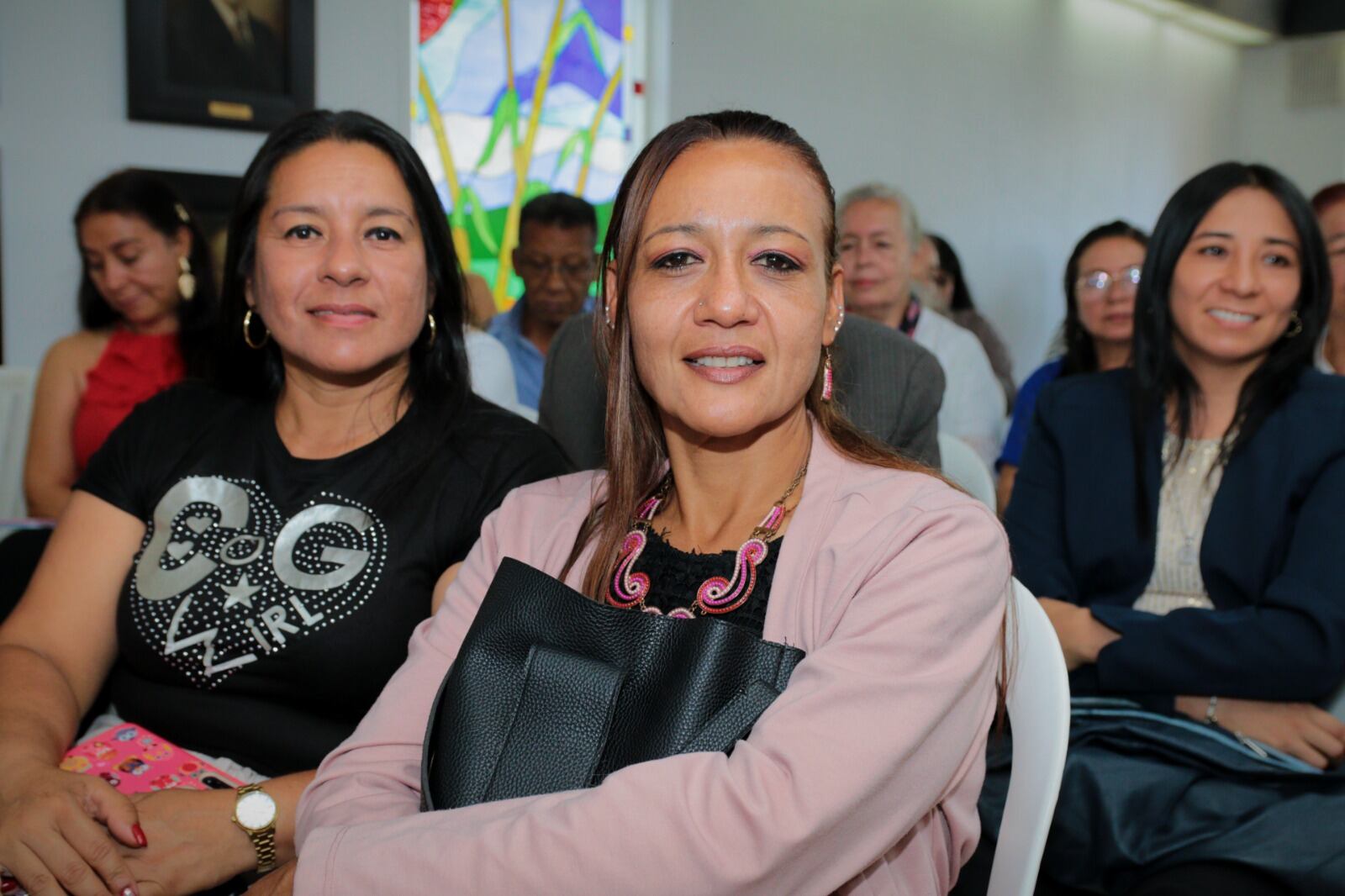 La gobernadora del Valle del Cauca, Clara Luz Roldán acompañó el acto de despedida de los 48 profesores vallecaucanos que este lunes 2 de octubre viajarán a Inglaterra