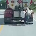 Los jóvenes viajaban colgados de la parte trasera de la tractomula.