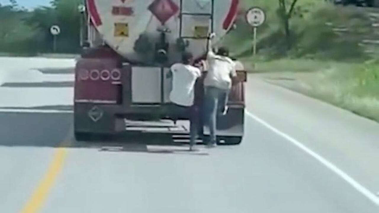 Los jóvenes viajaban colgados de la parte trasera de la tractomula.