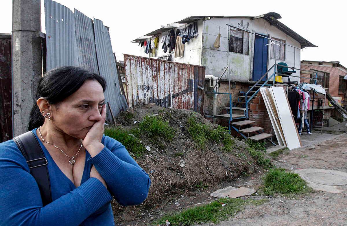 Una mujer se lamenta frente a la humilde vivienda en el barrio Bosque Calderón Tejada, en Bogotá, donde fue raptada la niña Yuliana Samboni. El hecho habría sido perpetrado por el  arquitecto Rafael Uribe Noguera, de 38 años,  la noche del domingo 4 de diciembre. Foto: Carlos Julio Martínez / SEMANA 