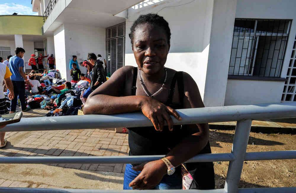Una mujer desplazada por el conflicto armado y ahora por la furia de la naturaleza habla el viernes 7 de abril de 2017, en el albergue del ITP —Instituto Tecnológico del Putumayo—, en Mocoa, luego que la noche del 31 de marzo una avalancha provocada por el desbordamiento de los ríos Mocoa, Mulato y Sangoyaco arrasó con todo lo que encontró a su paso. Foto: Carlos Julio Martínez / Enviado Especial de Semana