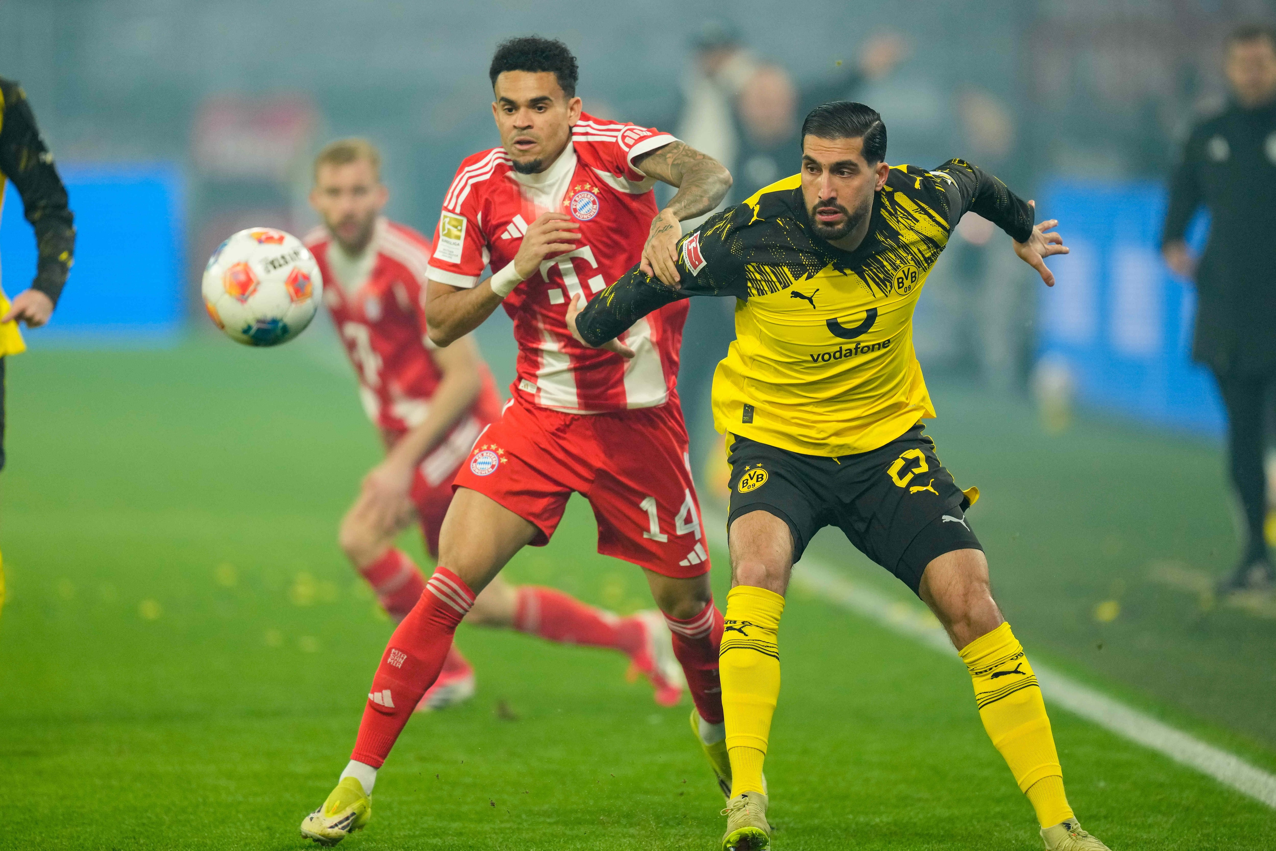 Luis Díaz jugando con Bayern Múnich, ante Borussia Dortmund, por Bundesliga.