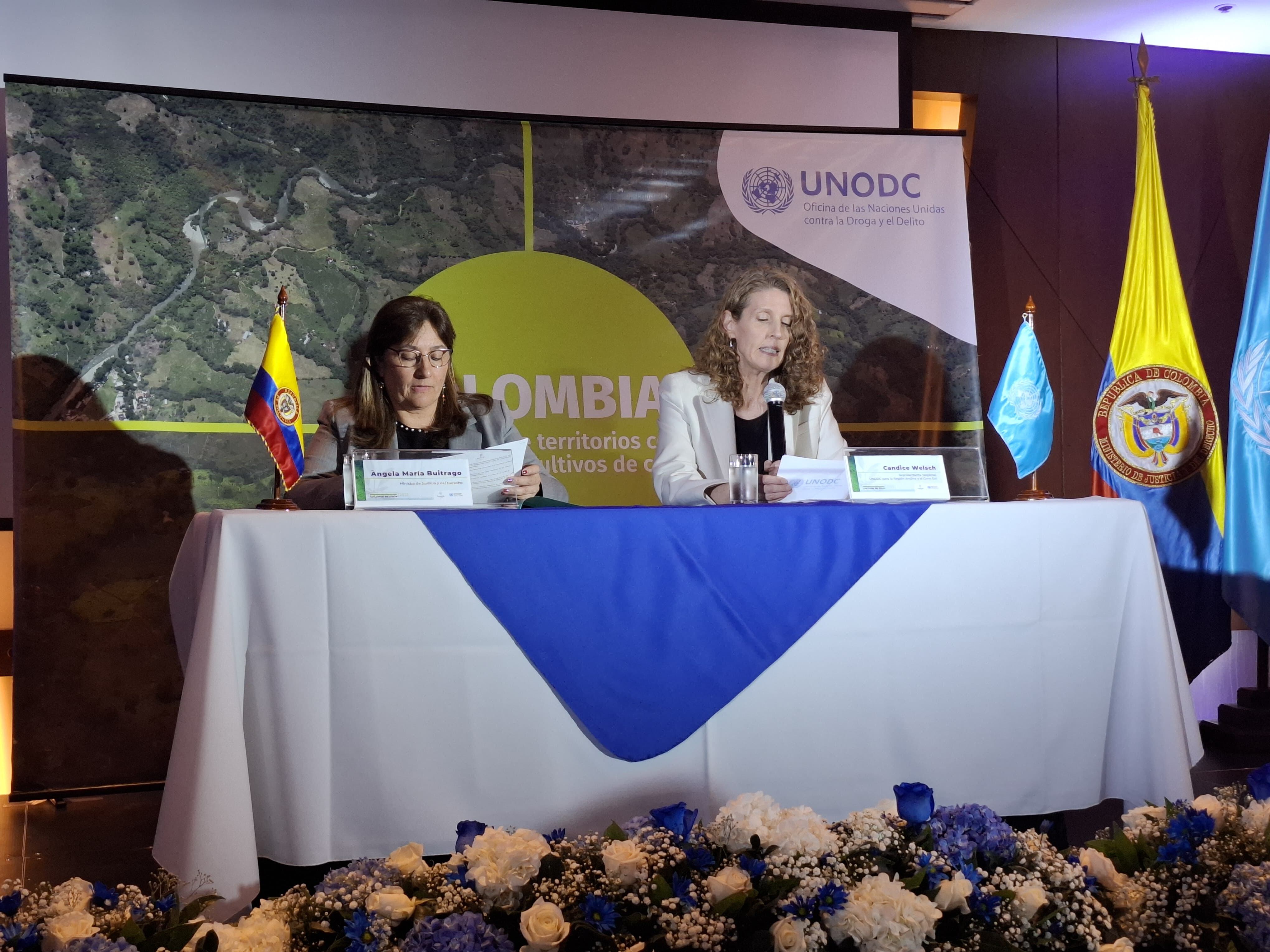 La ministra de Justicia, Ángela María Buitrago, recibiendo el informe de las plantaciones de coca en Colombia.