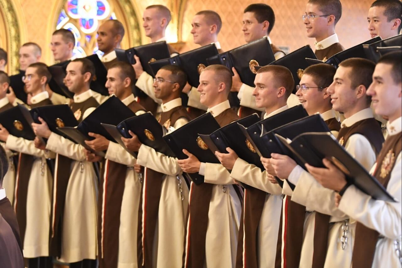 Coro y Banda Sinfónica Internacional de los Caballeros de la Virgen, conjunto musical compuesto por más de 50 jóvenes músicos