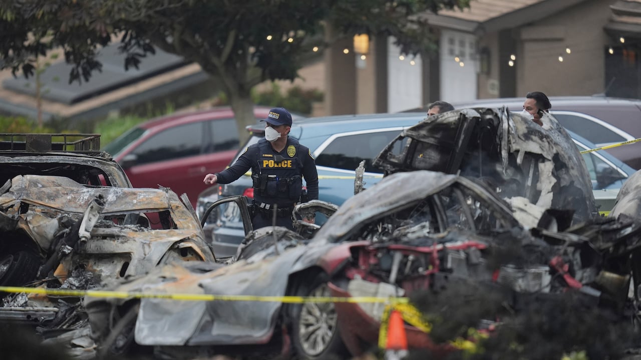 Las autoridades trabajan para evacuar la zona e inspeccionar los daños que provocó el accidente.