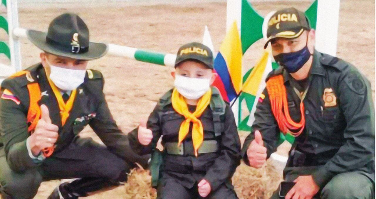 Uno de los sueños de David es ser policía, por lo que recientemente compartió con varios uniformados de Soacha (Cundinamarca).