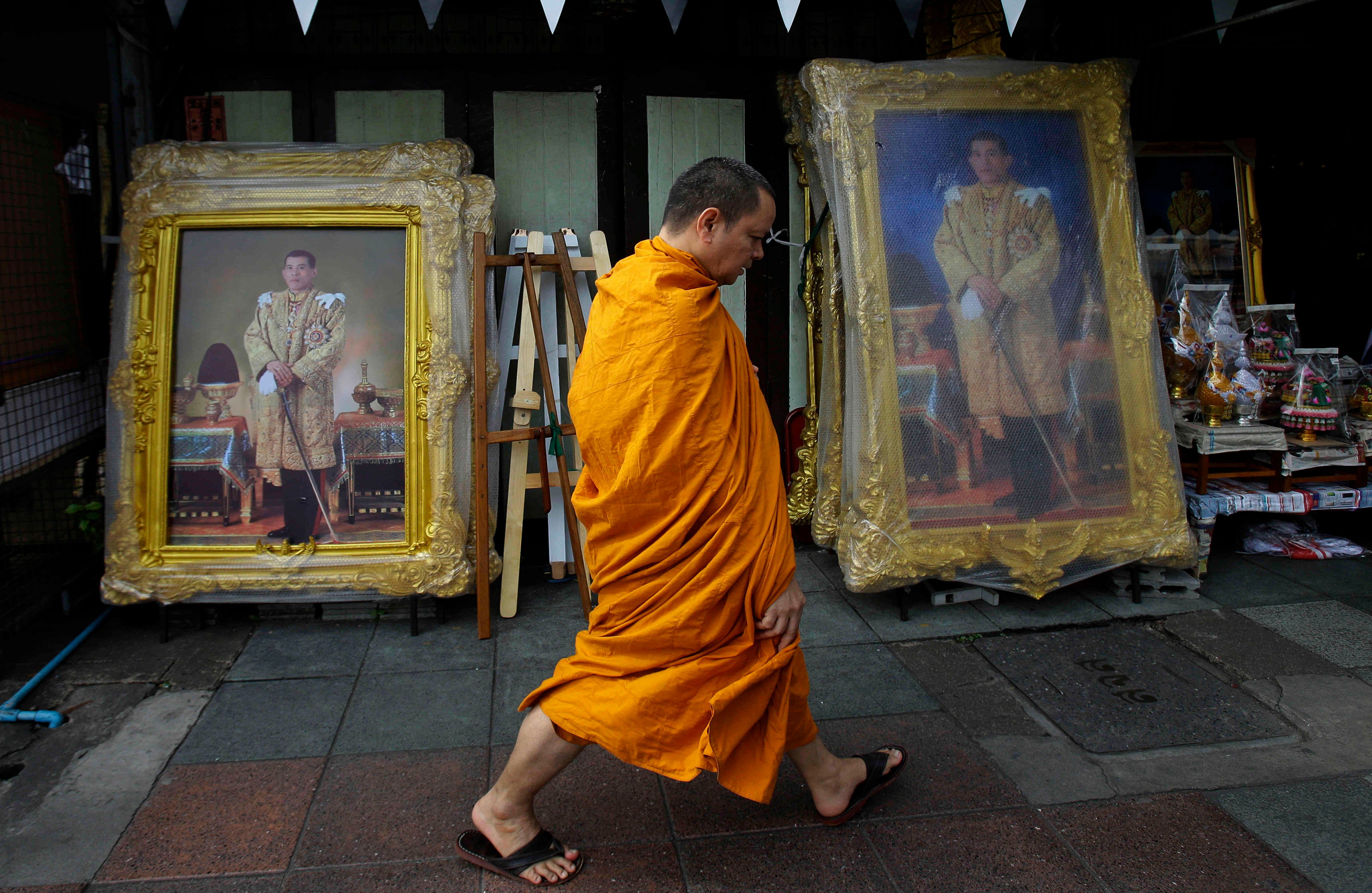 El nuevo rey de Tailandia, Maha Vajiralongkorn Bodindradebayavarangkun, ha llevado a cabo la su primera misión oficial, una ceremonia religiosa en honor a su padre y predecesor, que murió hace siete semanas. Foto: AP.