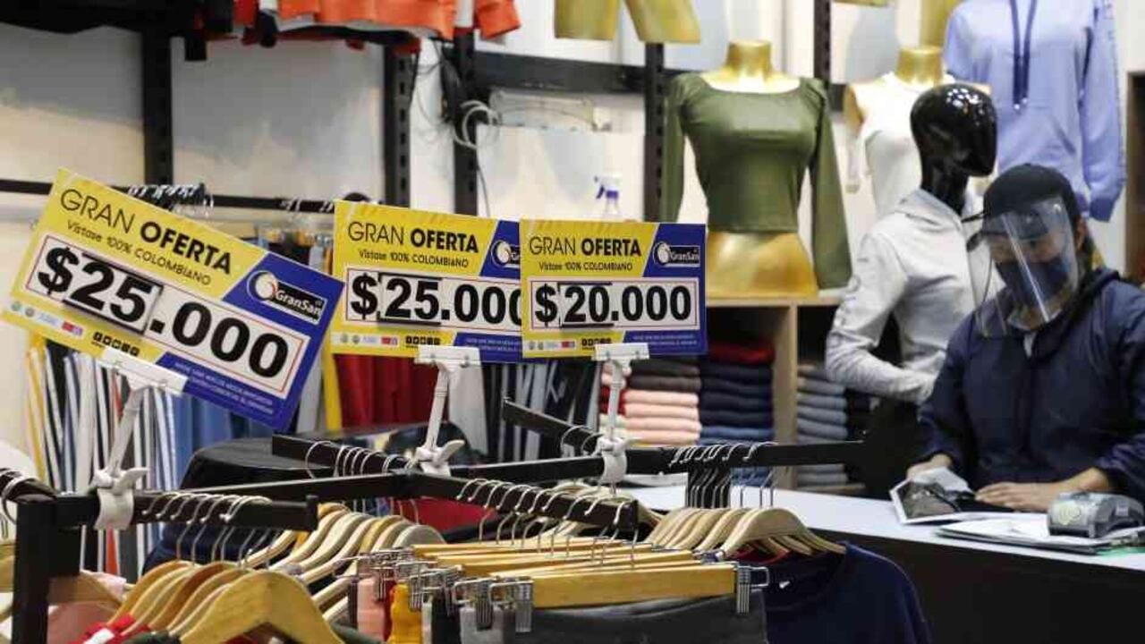 Durante el toque de queda de este puente festivo solo podrá operar el comercio esencial en la capital del país.